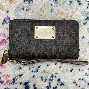 Authentic Michael Kors Zippy Jetset Wallet